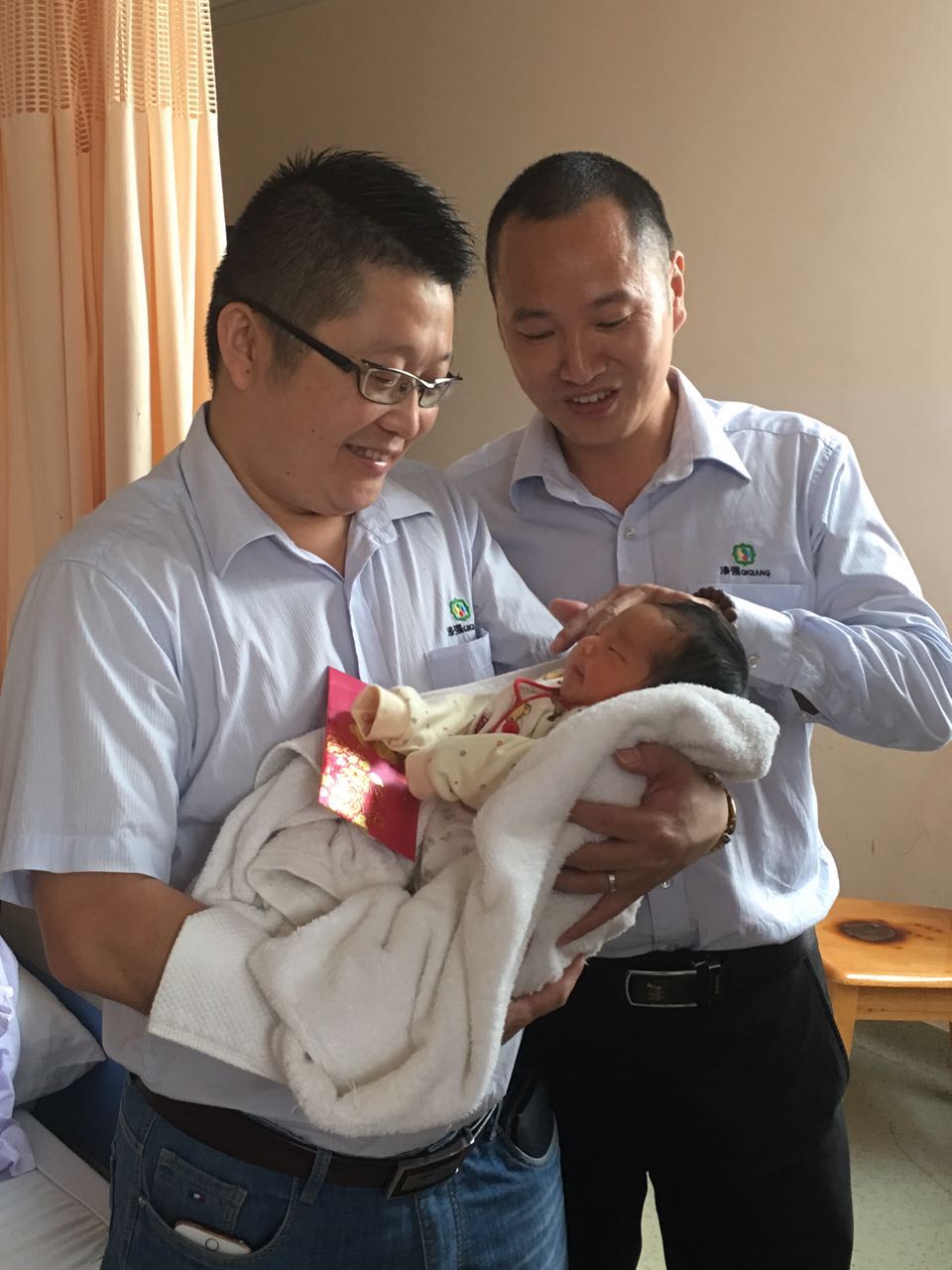 漆強化工總經理張文探望員工.jpg